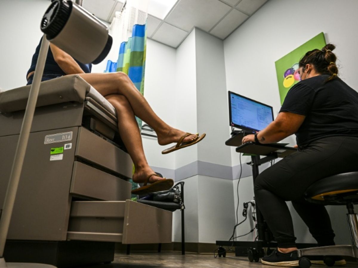 Why do chronic pains affect women more?