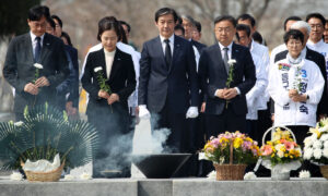 조국, 盧묘역 참배… »대통령의 유지, 검찰개혁에 큰 매듭 »