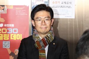 與 « 국힘 조정훈 '공천 헌금' 의혹, 사실이면 정자법 위반 »…조 « 일방 주장 유감 »