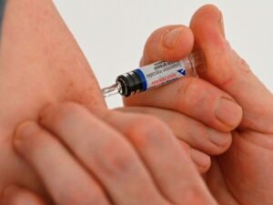 The Academy of Medicine recommends mandatory flu vaccination for healthcare workers.