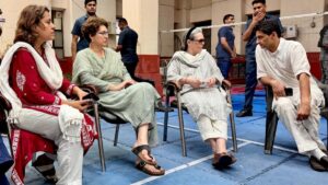 सोनिया गांधी मंदिर मार्ग थाने में, प्रियंका गांधी से की मुलाकात