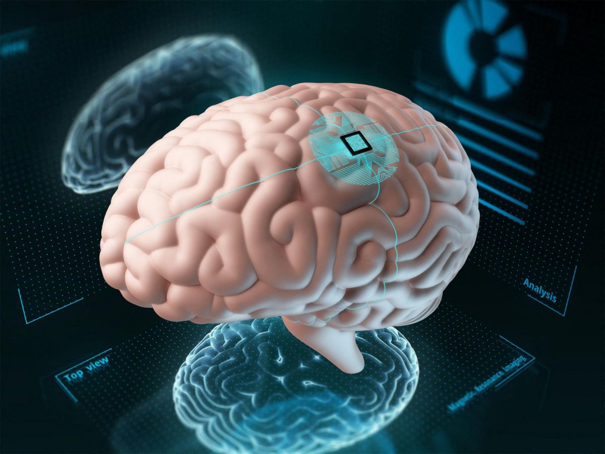 A brain implant manages to decode the speech and movement of paralyzed people.