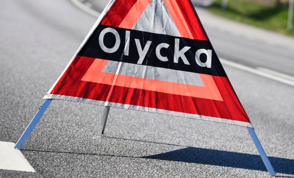 Bil körde in i mitträcke i Hammar